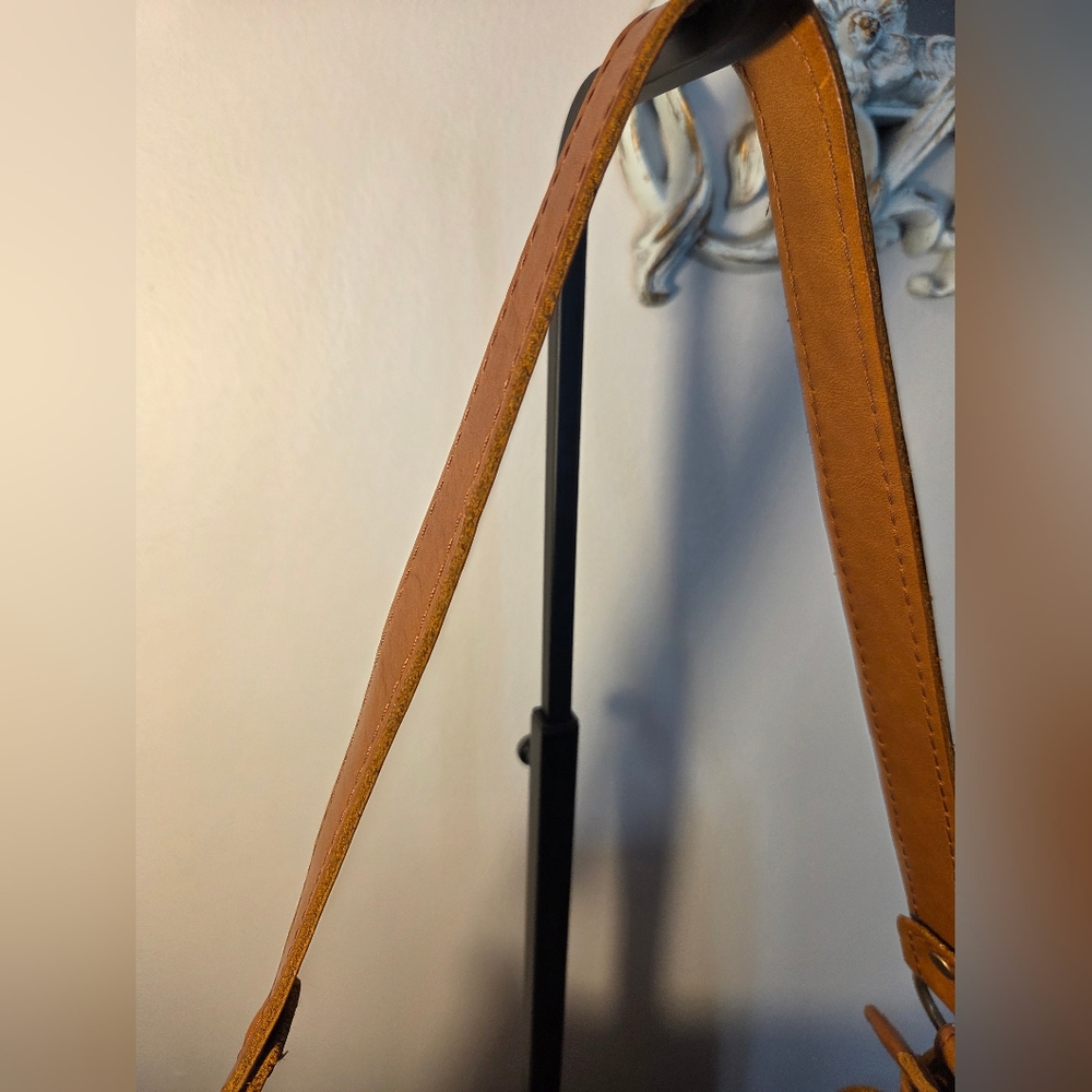 Portland Leather Tan Shoulder Bag - Picture 7 of 16